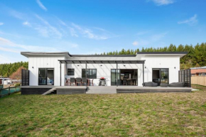The Marvel of Motuoapa - Modern Holiday Home